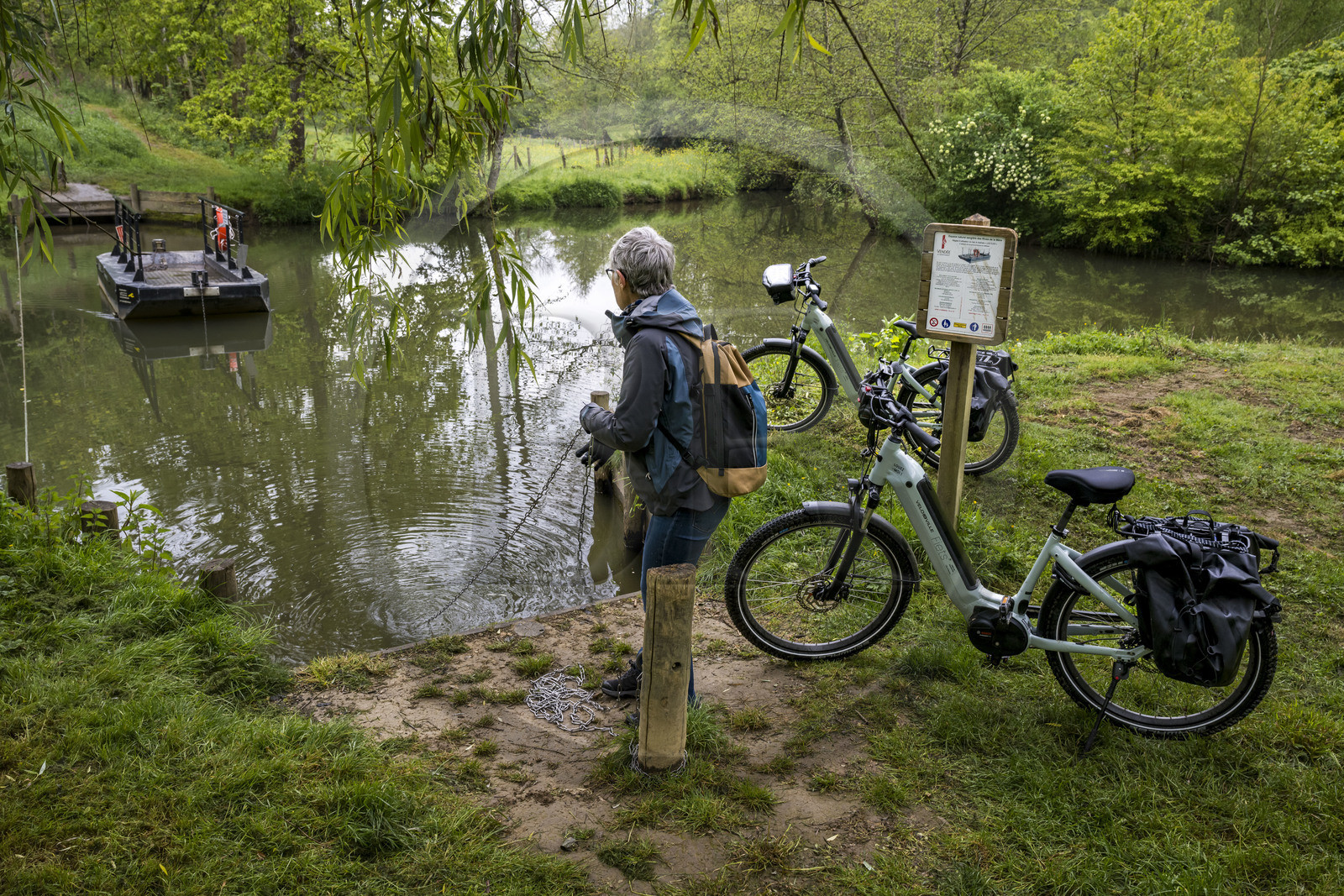 France, Vendée (85), Vouvant, labellisé Les Plus Beaux Villages de France, le bac à chaînes Les Iles sur la rivière La Mère qui entoure le village