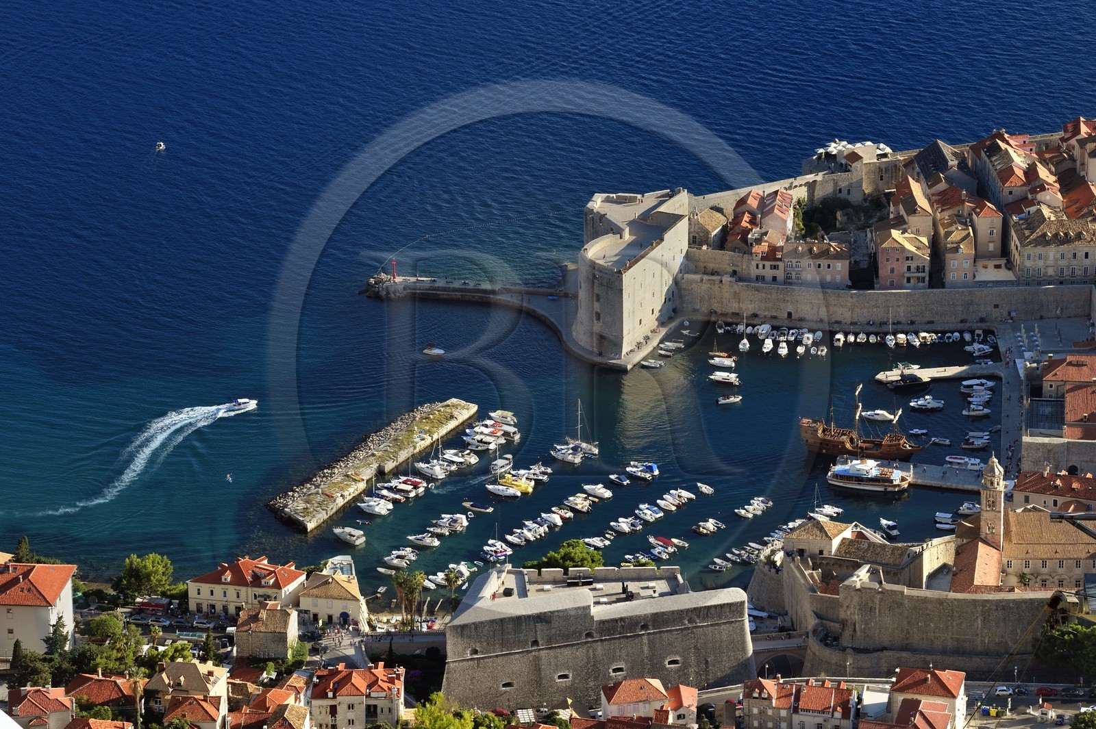 Croatie, Dalmatie, cote dalmate, Dubrovnik, centre historique classé Patrimoine Mondial de l'UNESCO, le vieux-port et le batiment de la Tour Saint Jean