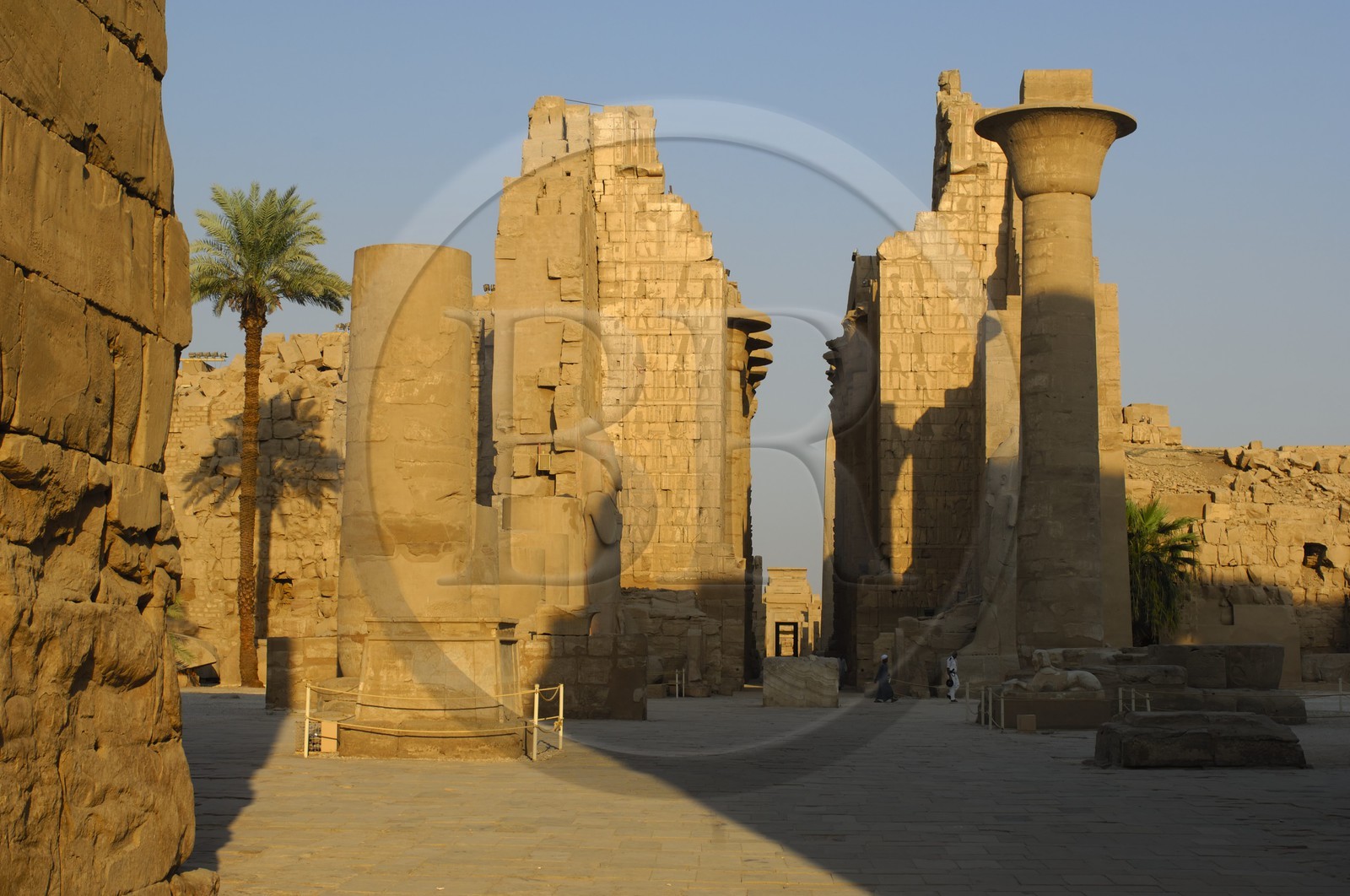 Egypte, Haute Egypte, vallée du Nil, Louxor, Karnak, classé Patrimoine Mondial de l'UNESCO, colonne du kiosque de Taharqa et colosse de Ramses II