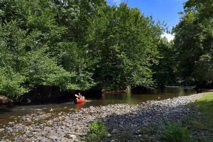 France, Dordogne (24), Périgord Noir, descente de la rivière Auvézère en canoé-kayak entre Cherveix-Cubas et Tourtoirac (avec Vert’Auvézère)