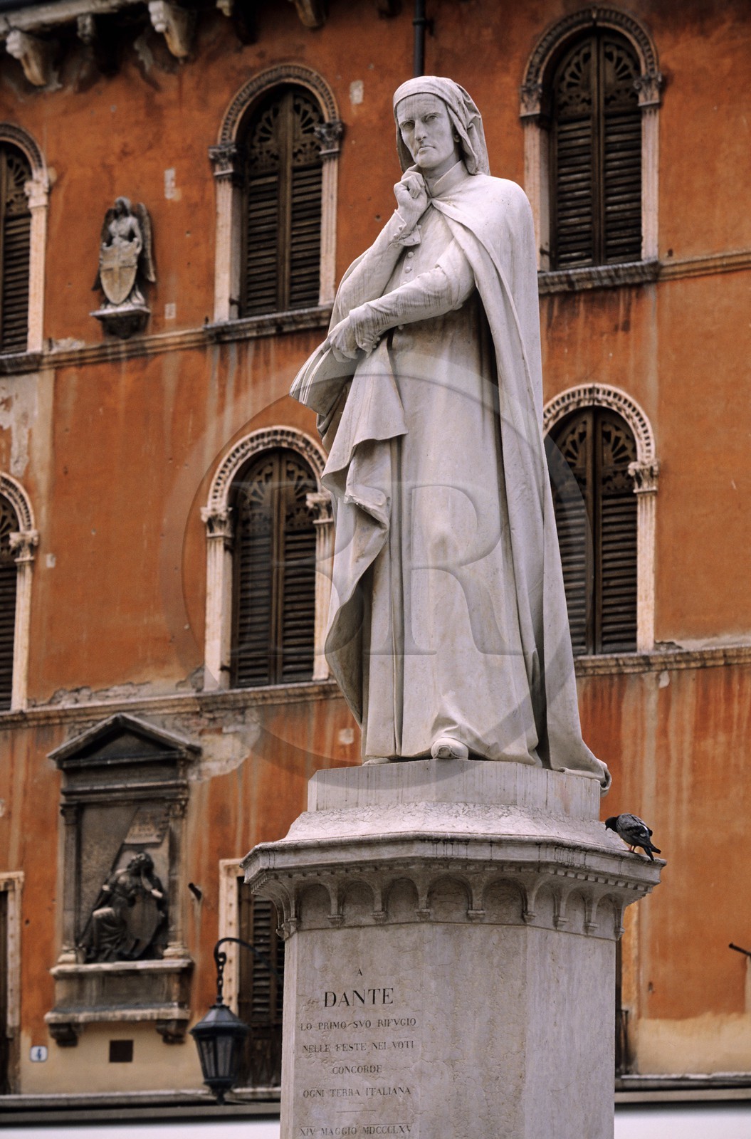 Italie, Vénétie, Vérone, Piazza dei Signori, statue de Dante