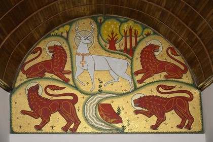 France, Morbihan (56), forêt de Brocéliande, Tréhorenteuc, église Sainte-Onenne ou la chapelle du Graal dédiée à la mythogie arthurienne, la mosaïque du Cerf blanc au collier d'or dessinée par Jean Delpech sur les indications de l'abbé Gillard