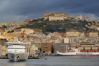 Italie, Campanie, Naples, centre historique classé Patrimoine Mondial de l'UNESCO, Castel San Elmo sur la colline de Naples et le port