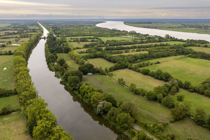 France, Loire-Atlantique (44), Le Pellerin, le canal de la Martinière qui s'étire sur 15 km (vue aérienne)