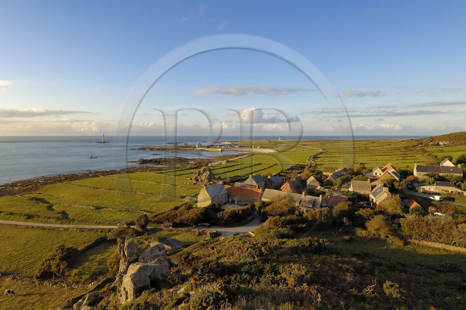 France, Manche (50), Cap de la Hague, le phare du petit port de Goury et le hameau de la Roche