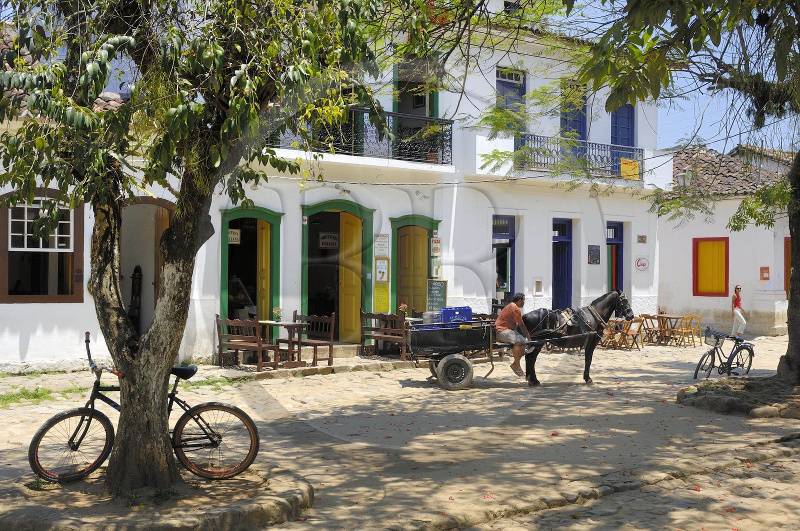 Brésil,  Etat de Rio de Janeiro, Paraty, ville coloniale fondée en 1667 pour exporter l'or brésilien, attelage devant un café (Route de l'or, Estrada Real)
