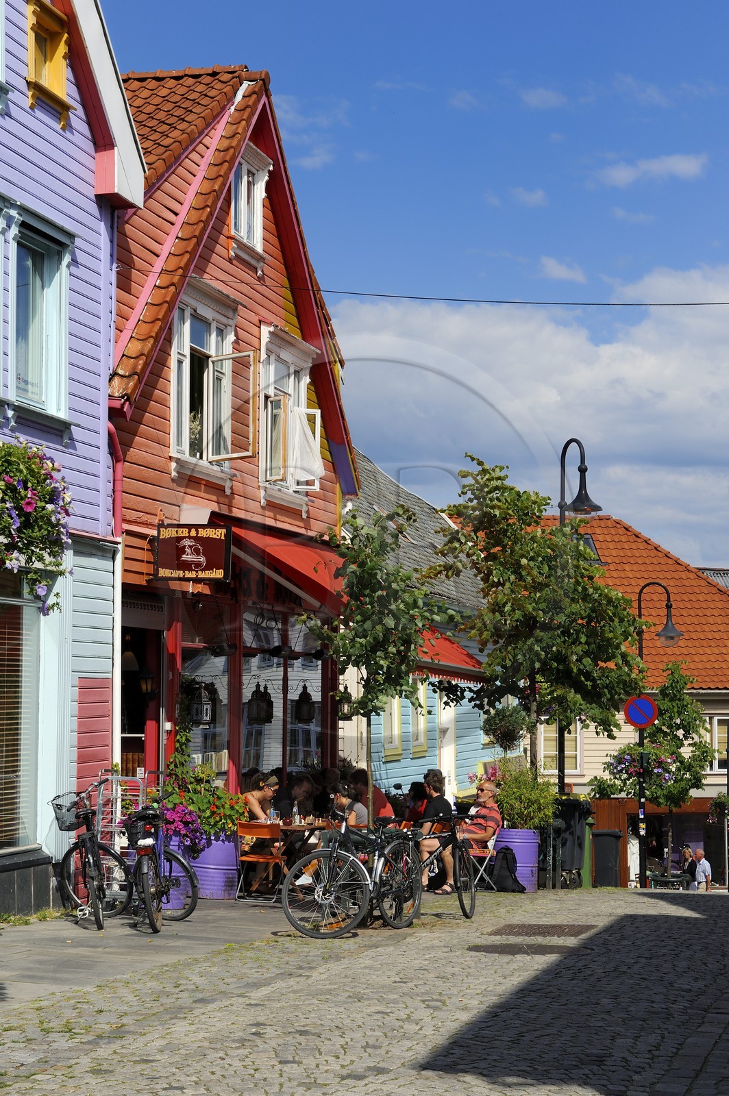 Norvège, Rogaland, Stavanger, les maisons et commerces colorés de la rue Holmegate