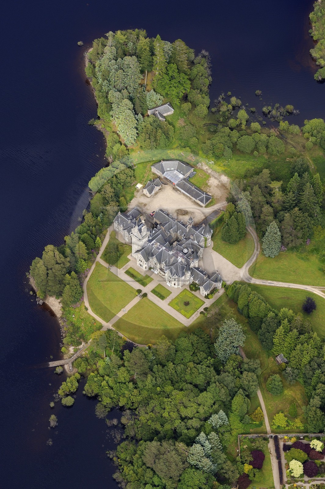 Royaume-Uni, Ecosse, Highland, Lochaber district, chateau Ardverikie construite dans le style écossais Baronial en 1870 sur les rives du Loch Laggan (vue aérienne)