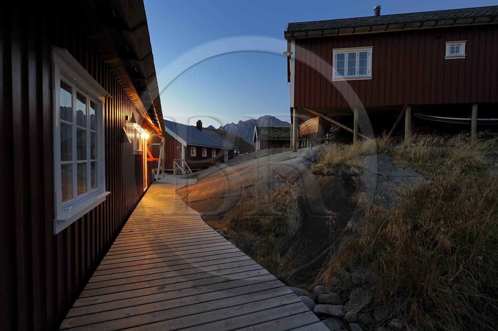 Norvège, Nordland, Iles Lofoten, ile de Moskenesoy, rorbue (maison de pêcheurs) dans le village de Reine