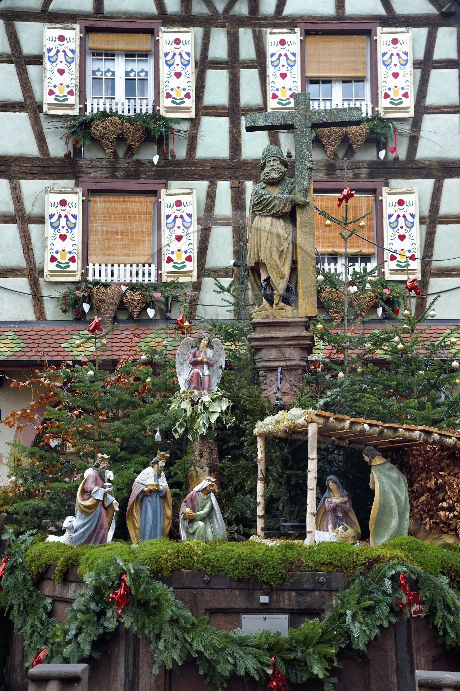 France, Haut-Rhin (68), Kaysersberg, fontaine Saint Constantin (1521) sur la place du Vieux Marché avec la traditionnelle crèche pour Noël