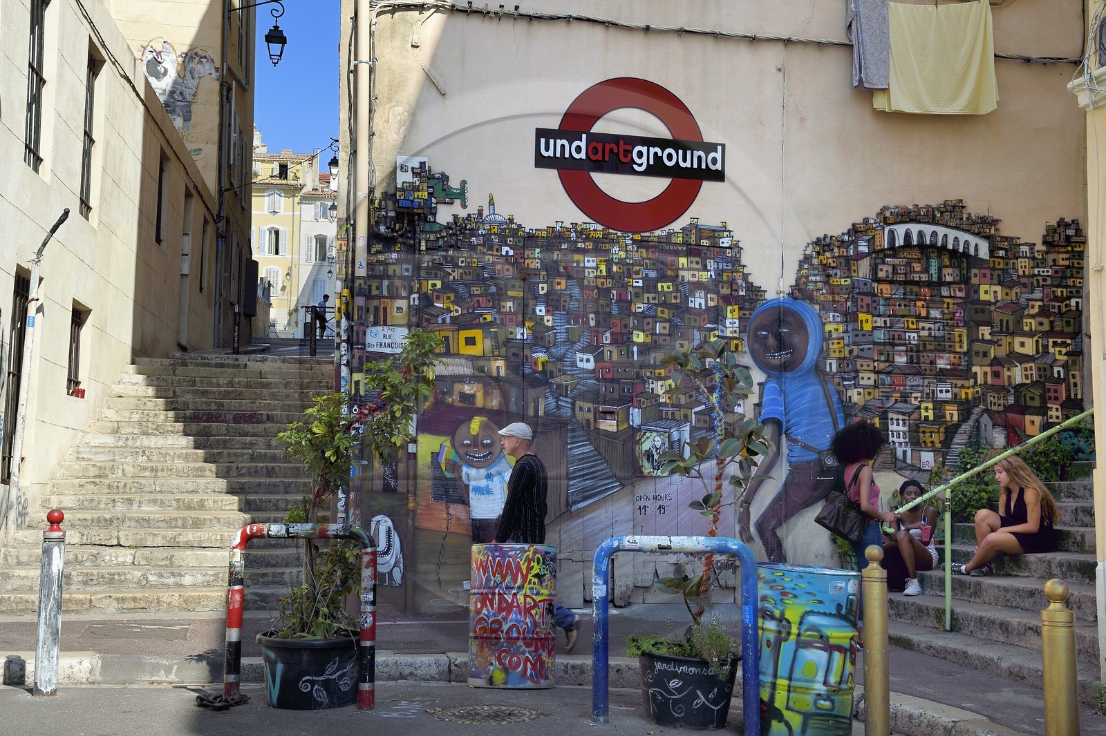 France, Bouches-du-Rhône (13), Marseille, quartier du Panier, angle des rues Sainte-Francoise et des Repenties, graffitis du magasin concept Undartground entouré d'escaliers, oeuvre du street artiste brésilien Nhobi