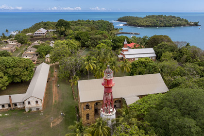 France, Guyane, Kourou, Iles du Salut, l'Ile Royale qui accueillait l'administration, la chapelle et l'hôpital du bagne ainsi que les logements de la direction et des gardiens (vue aérienne)
