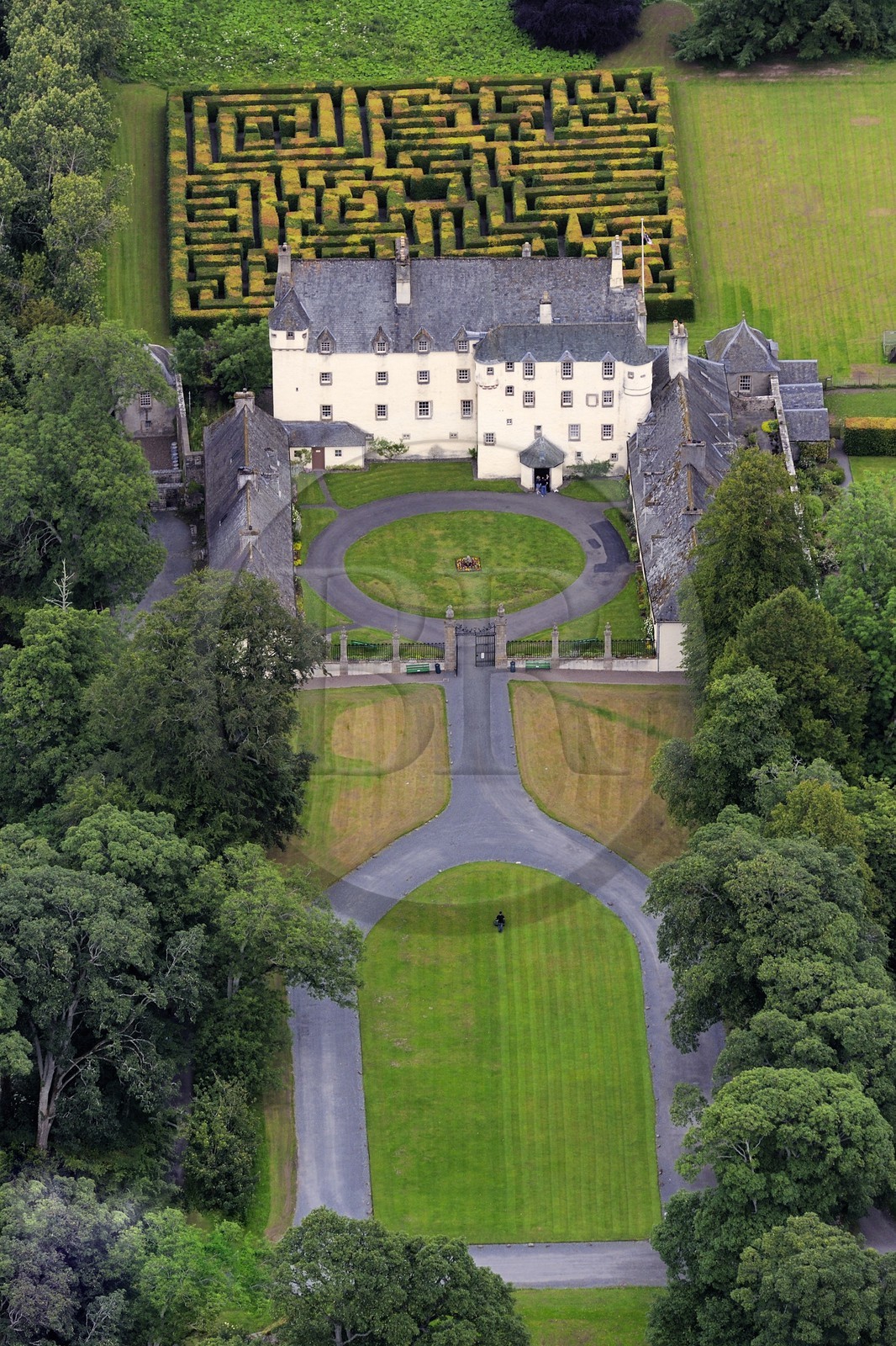 Royaume-Uni, Ecosse, région des Borders, vallée de la Tweed, le château de Traquair House (vue aérienne)