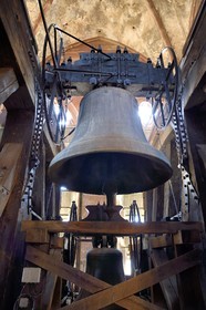 France, Bas-Rhin (67), Strasbourg, vieille ville classée au Patrimoine Mondial de l'UNESCO, la cathédrale Notre-Dame, le beffroi central, le campanologue du diocèse Olivier Tarozzi devant le grand bourdon de 9 tonnes datant de 1427