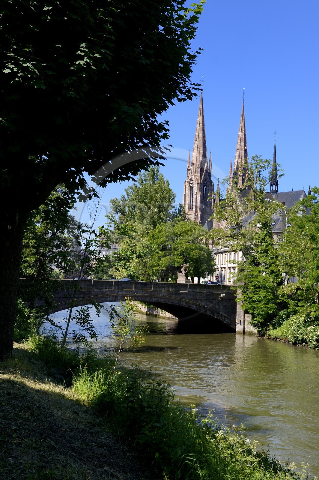 France, Bas-Rhin (67), Strasbourg, quartier de la Neustadt datant de la periode allemande, l'Eglise Saint-Paul, ancienne église de garnison protestante (1897) et le pont Kennedy aussi appelé pont des 4 géants sur la rivière l'ill