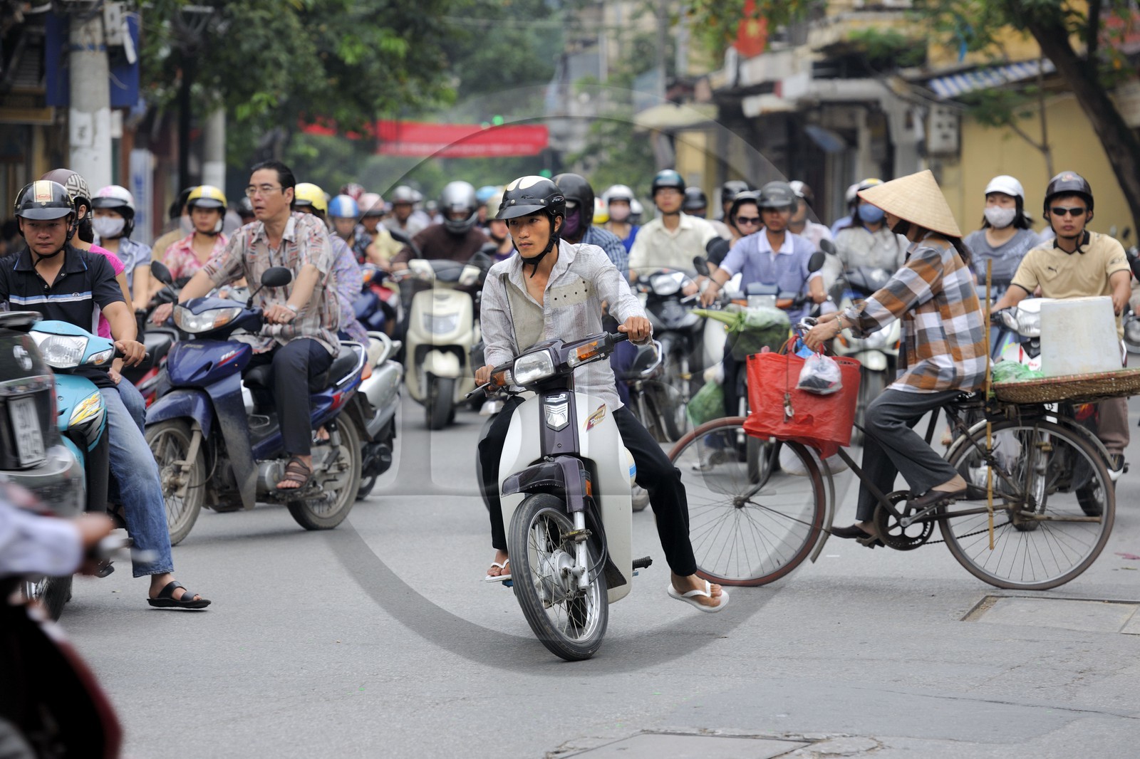 Vietnam, Hanoï, circulation en moto dans la vieille ville