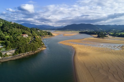 Espagne, Pays basque espagnol, Biscaye, région de Gernika-Lumo, Réserve de biosphère d'Urdaibai, estuaire du fleuve Oka à marée basse au sud de Mundaka (vue aérienne)