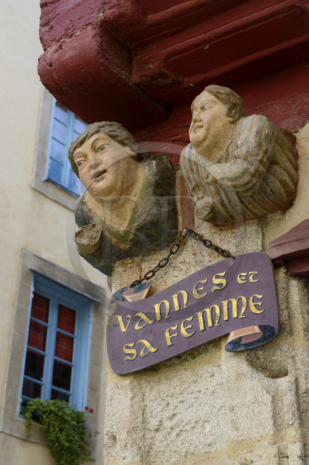 sculpted wooden busts of Vannes and his wife on Valencia square