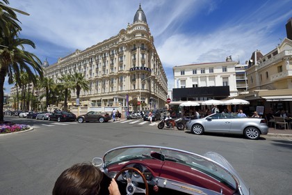 France, Alpes-Maritimes (06), Cannes, le palace du Carlton sur le boulevard de la Croisette, à bord d'une Porsche Speedster 356 décapotable de collection