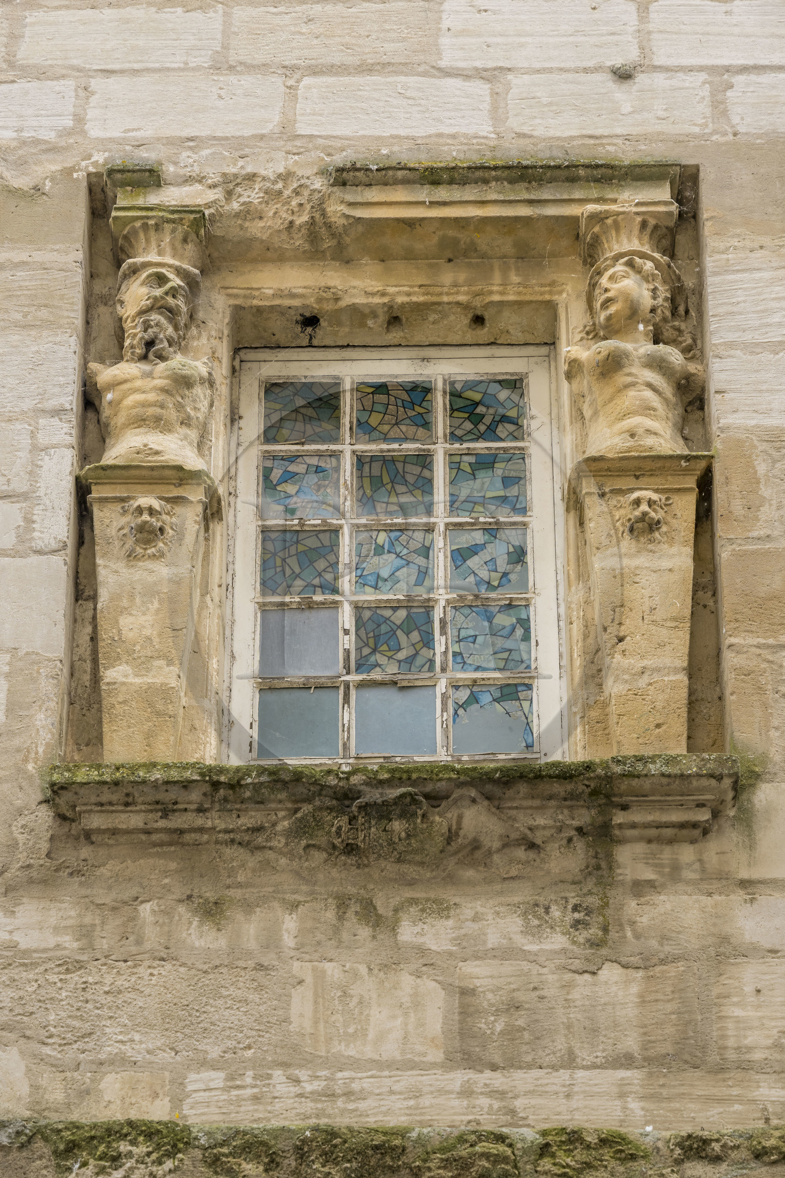 France, Vendée (85), Fontenay-le-Comte, ancien hôtel de Rivaudeau du XVIe siècle, fenêtre encadrée par un atlante et une caryatide
