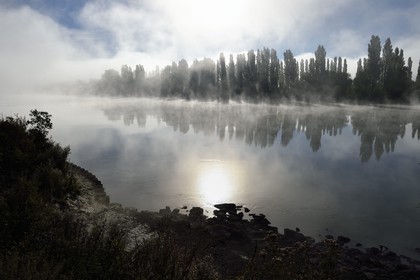 France, Seine-Maritime (76), Pays de Caux, Parc naturel régional des Boucles de la Seine normande, Duclair, la Seine dans la brume du petit matin