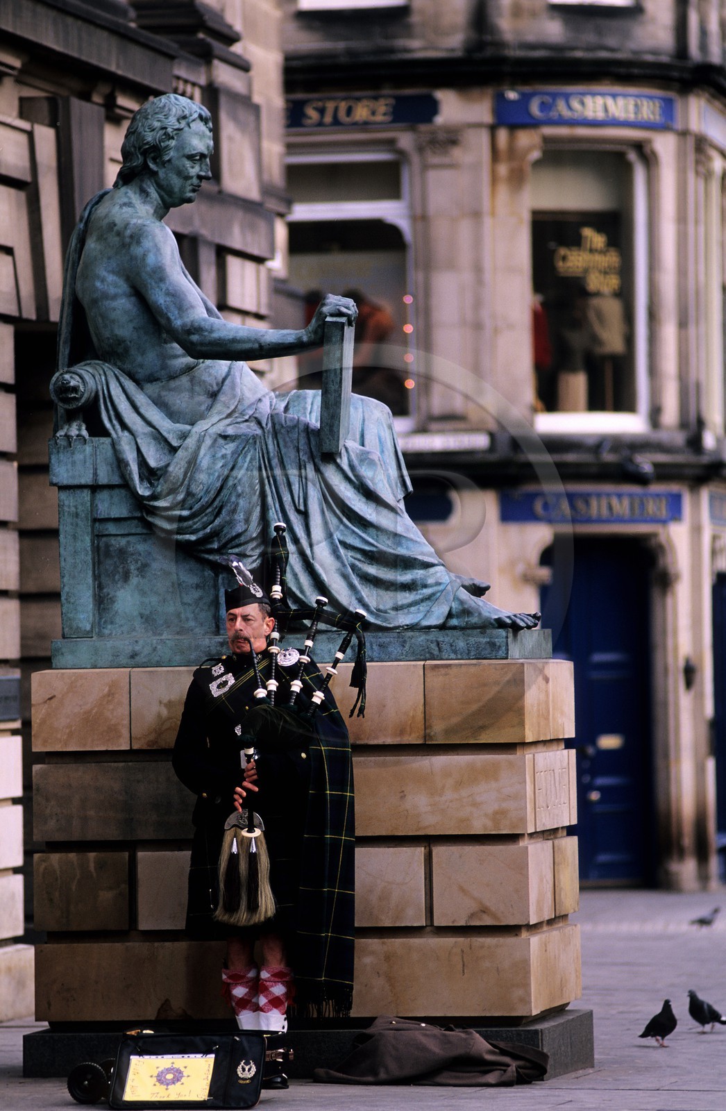 Royaume-Uni, Ecosse, Edimbourg, Joueur de cornemuse dans la vieille ville