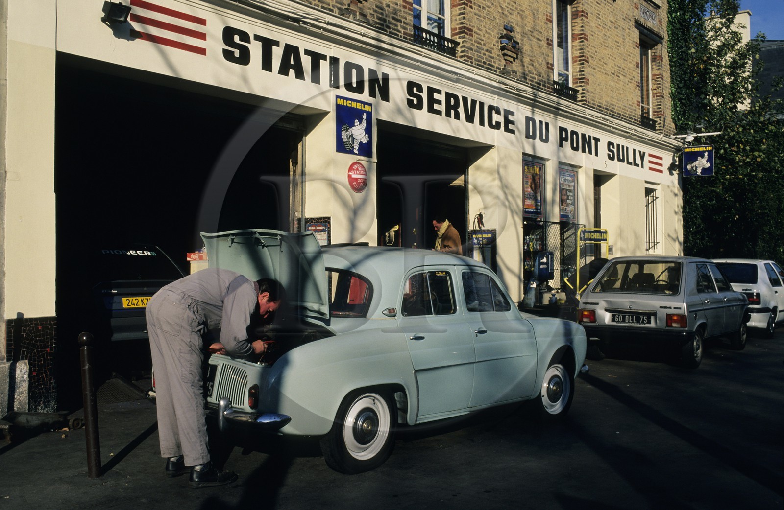 France, Paris (75), île Saint-Louis, boulevard Henry IV, station service du pont de Sully