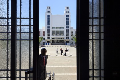 France, Rhône (69), Villeurbanne, ensemble architectural des gratte-ciel construit de 1927 à 1934, l’ancien Palais du Travail aujourd’hui occupé par le TNP sur la place Lazare Goujon