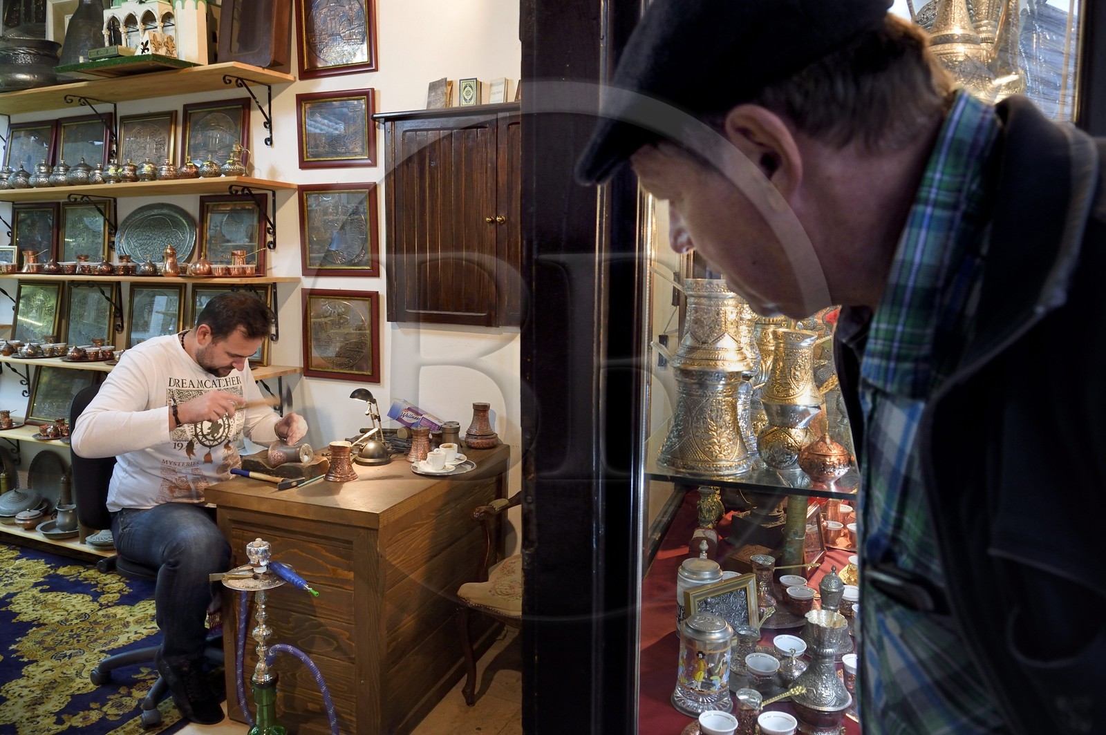 Bosnie-Herzégovine, Sarajevo, quartier de Bascarsija dans la vieille ville, Bascauseyic artisan fabricant d’objets en cuivre dans la rue Kazandziluk