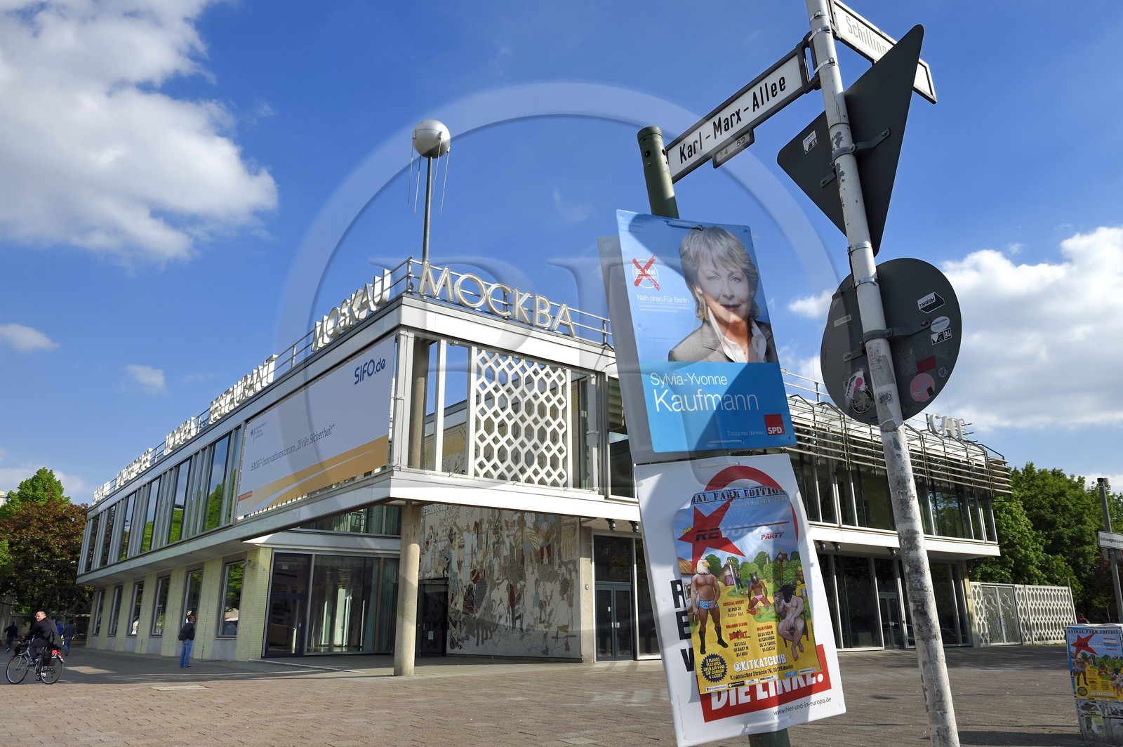 Allemagne, Berlin, la Karl-Marx Allee est la plus grande artère du pays menant d'Alexanderplatz à Frankfurter Tor et le régime communiste y faisait défiler son armée chaque année, le Café Moskau (Café Moscou)