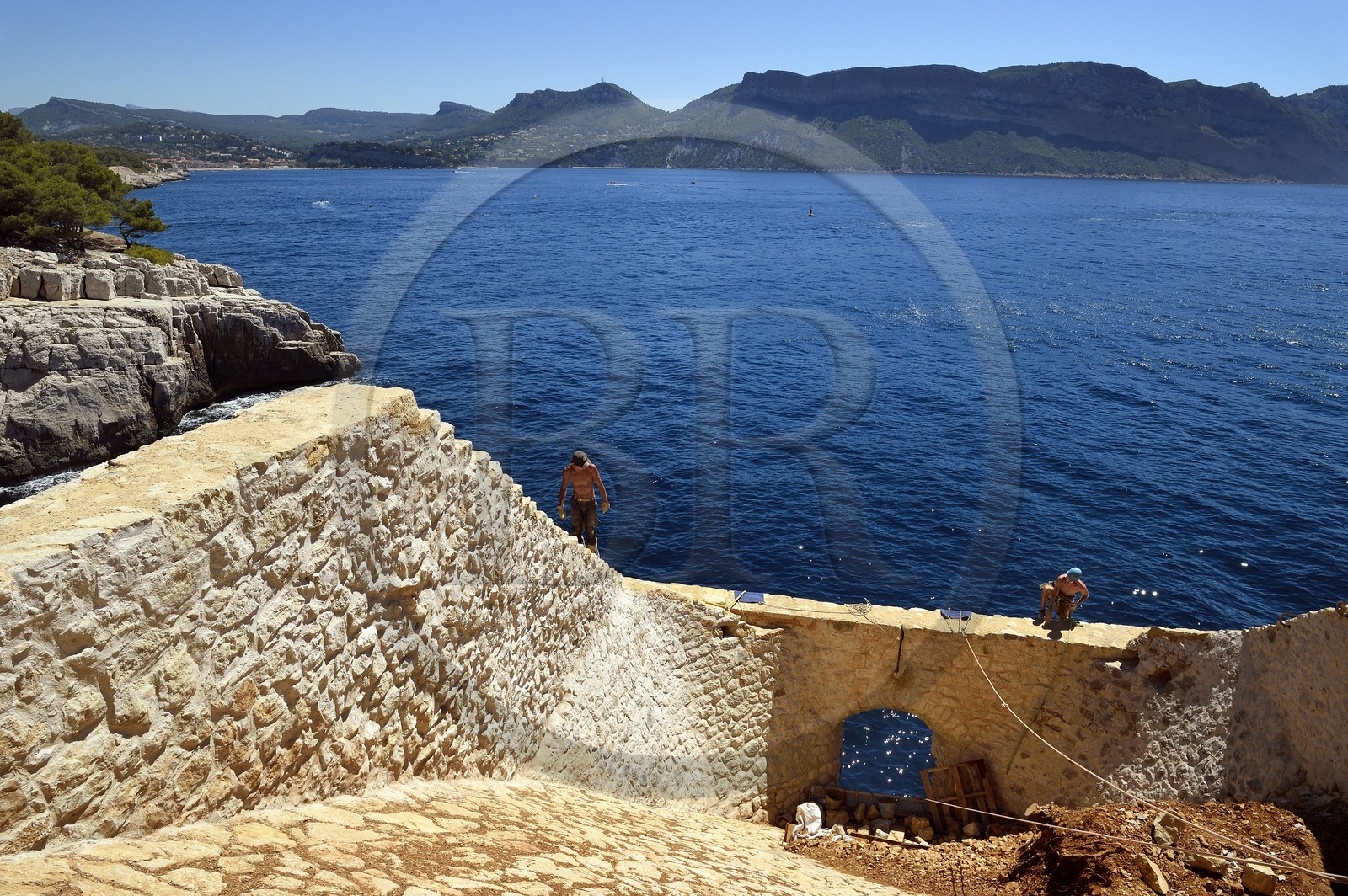 France, Bouches-du-Rhône (13), Cassis, Parc national des Calanques, baie de Cassis, pointe de la Cacau, restauration des Trémies par les cordistes de Alpes de lumière