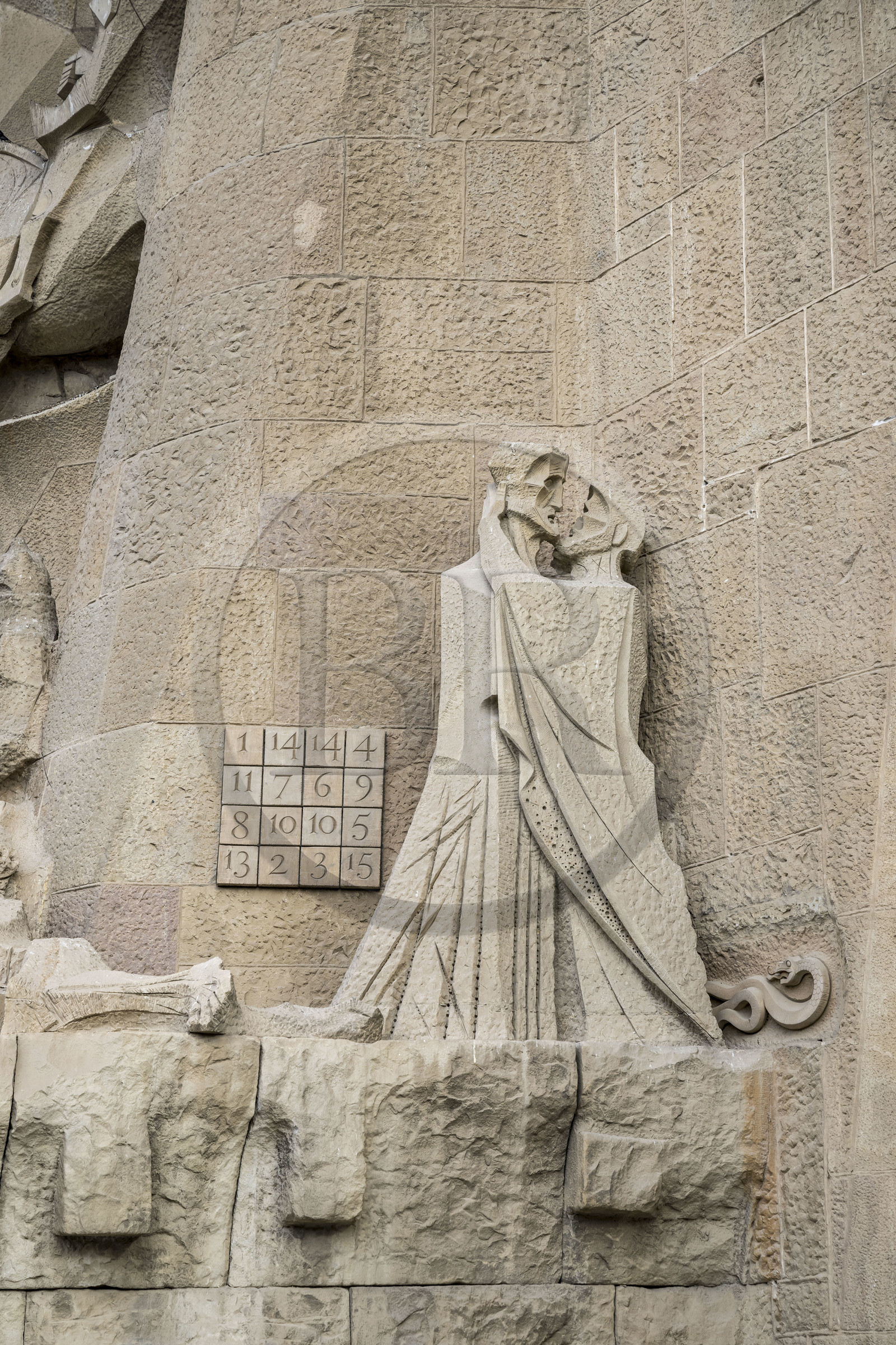 Espagne, Catalogne, Barcelone, quartier de l'Eixample, basilique de la Sagrada Familia de l'architecte du modernisme catalan Antoni Gaudi classée Patrimoine Mondial de l'UNESCO, carré magique et baiser de Judas sur la façade de la passion sculptée par Josep Maria Subirachs