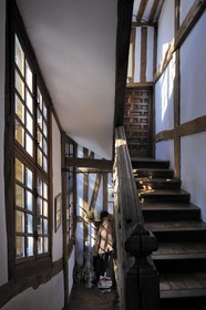 France, Seine-Maritime (76), Rouen, chambres d'hôtes la Maison Qui Penche place Barthélémy dans une ancienne maison à colombages