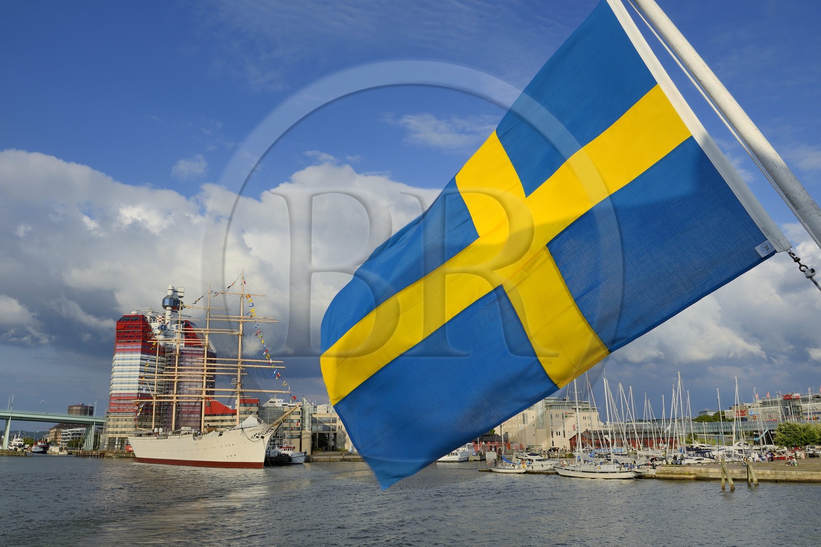 Suède, Västra Götaland, Göteborg (Gothenburg), le gratte-ciel Götheborgs-utkiken et le voilier Viking sur les quais du bassin Lilla bommens hamm