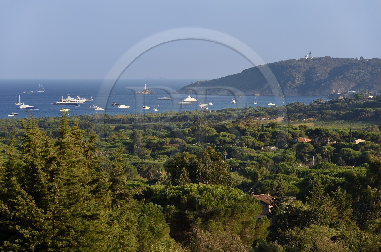 France, Var (83), Saint-Tropez, yacht de luxe à l'ancre en bordure de la plage de Pampelonne