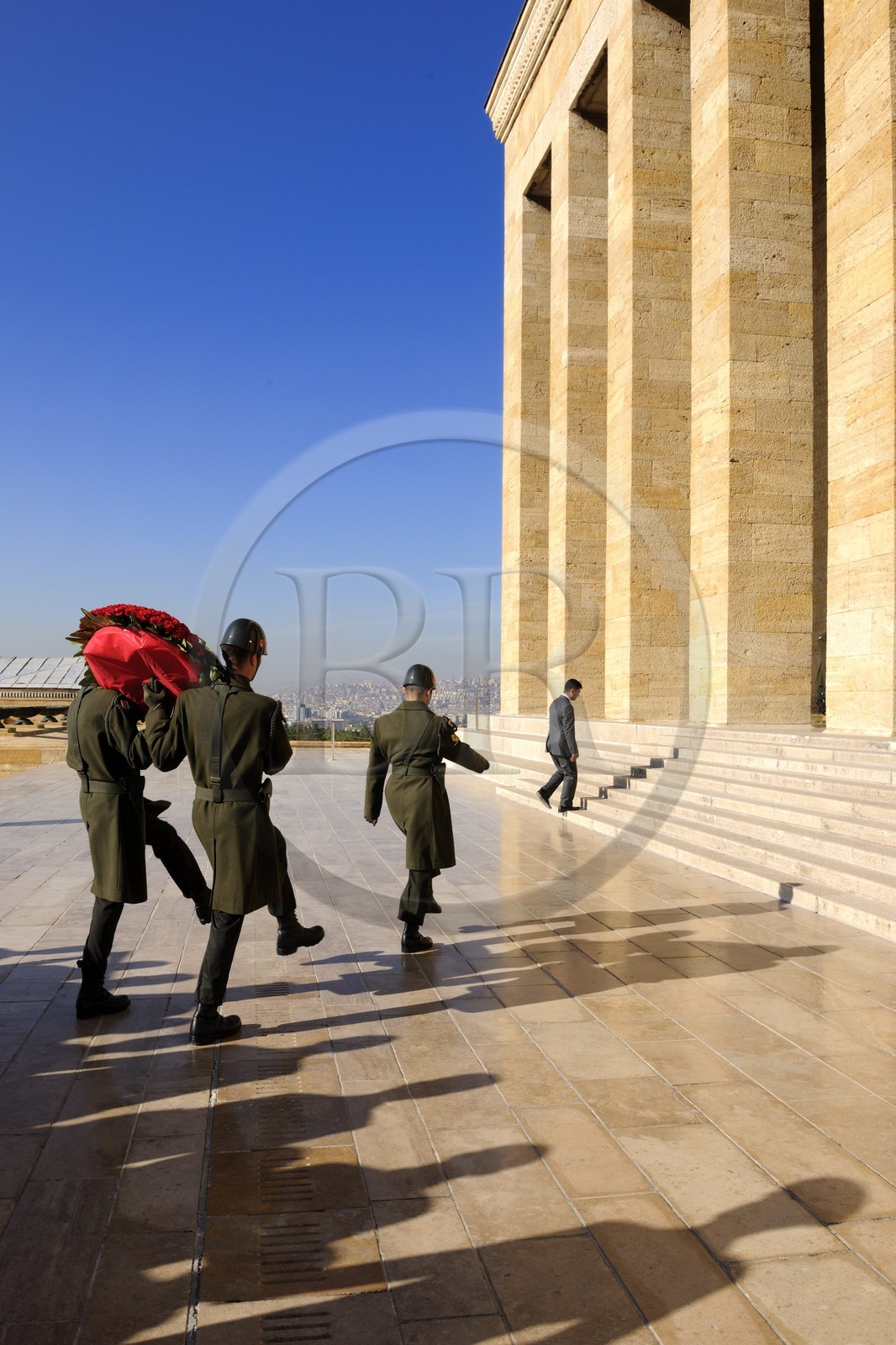 Turquie, Anatolie centrale, Ankara, soldats déposant une gerbe au mausolée d'Atatürk