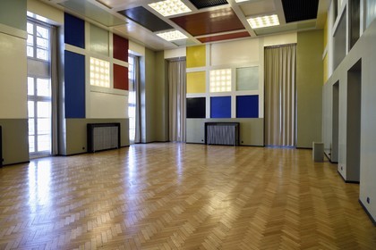 France, Bas-Rhin (67), Strasbourg, vieille ville classée au Patrimoine Mondial de l'UNESCO, Place Kléber, salle de l'Aubette art Deco décorée par les dadaistes Jean Arp et Sophie Taeuber-Arp à la fin des années 1920, la salle des fêtes