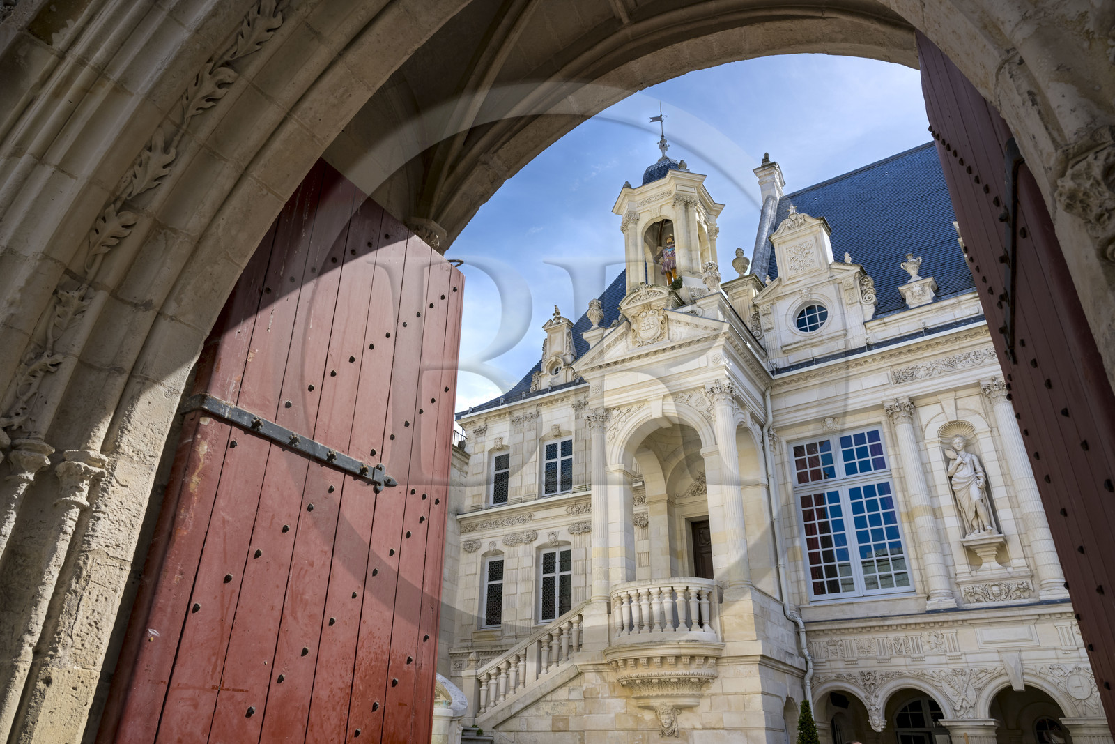 France, Charente-Maritime (17), La Rochelle, facade extérieure de style gothique flamboyant de l'Hotel de Ville, la statue d'Henri IV en terre-cuite émaillée