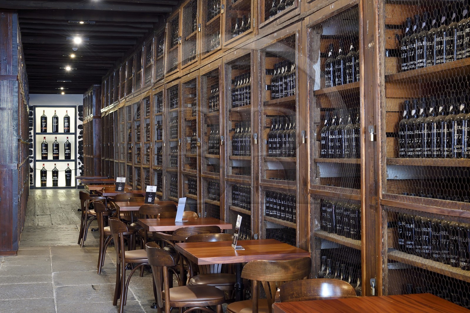 Portugal, Ile de Madère, Funchal, Madeira Wine Company, Madère (vin doux naturel) stockés dans la vinothèque de la marque Blandy's (fondée en 1811)