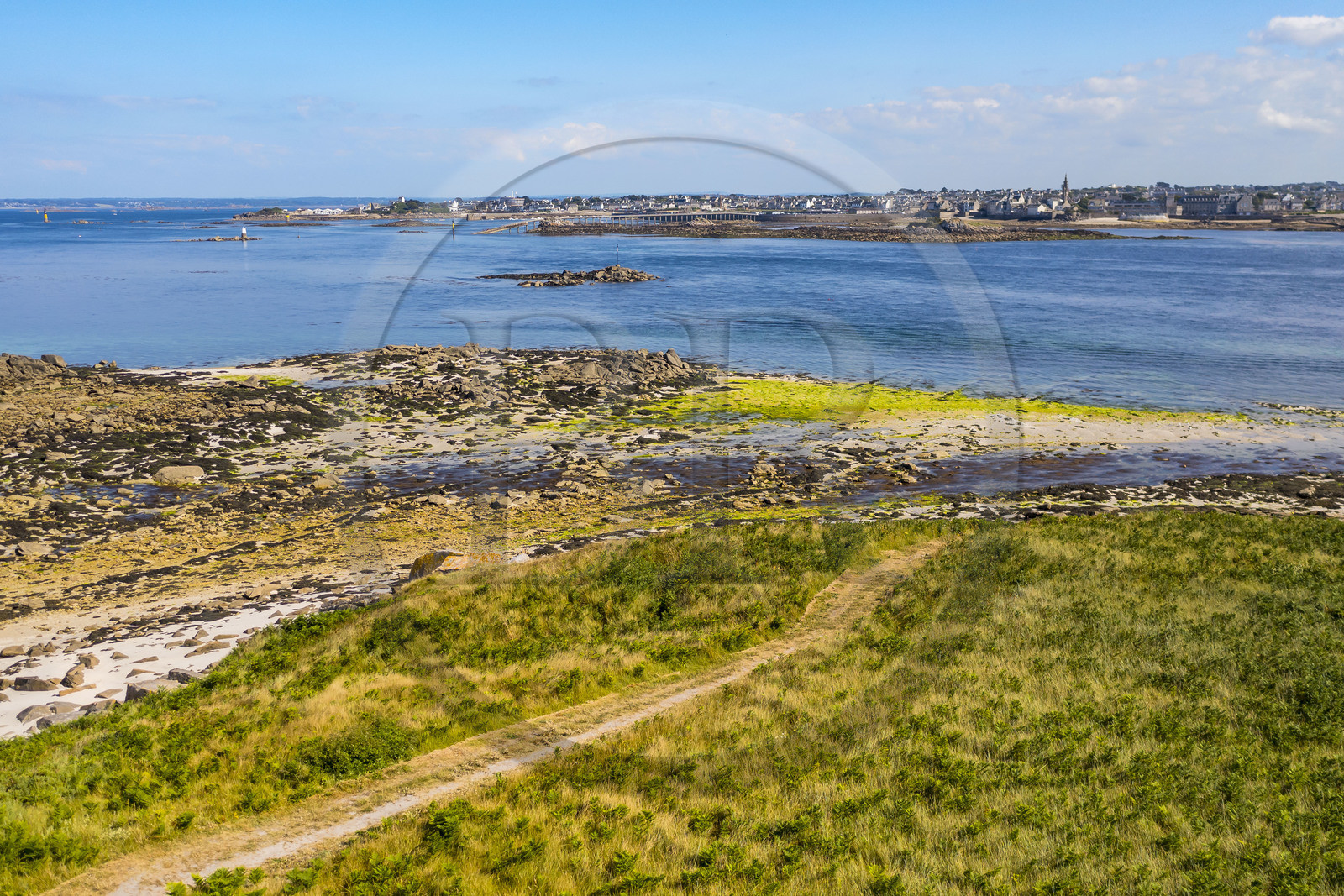 France, Finistère (29), Iles du Ponant, Ile de Batz, le chenal entre la Pointe de Penn-Batz et Roscoff en arrière plan (vue aérienne)
