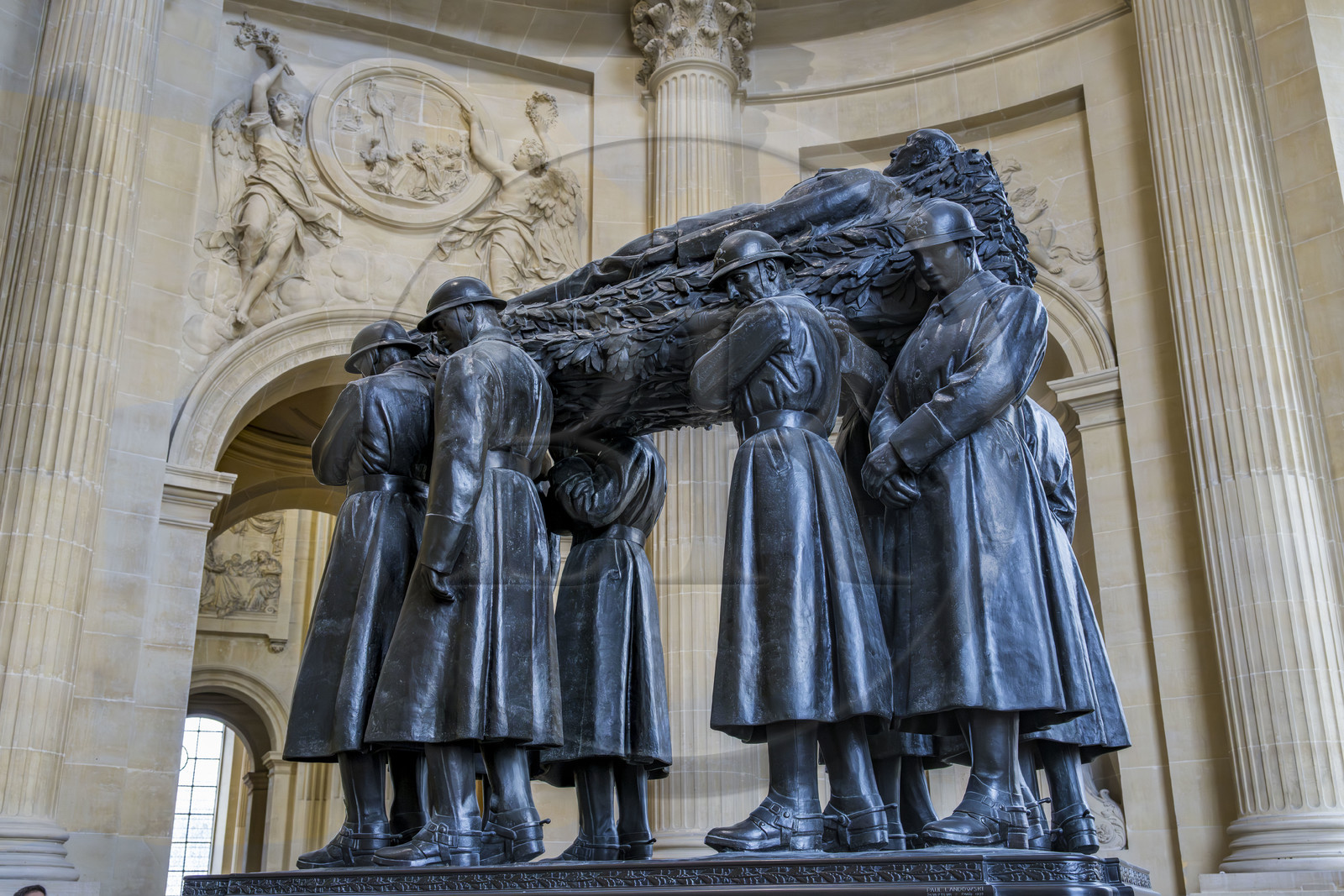 France, Paris (75), Hotel des Invalides, la cathédrale Saint-Louis-des-Invalides, le panthéon militaire, le dôme des Invalides, tombeau en bronze du Marechal de France Ferdinand Foch dans la chapelle Saint-Ambroise, groupe de soldats portant symboliquement le corps du maréchal Foch, œuvre du sculpteur Paul Landowski