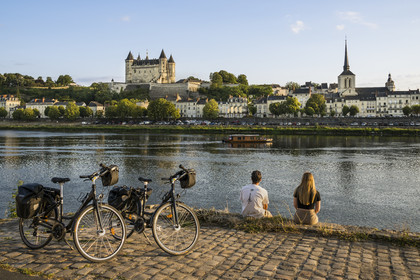 France, Maine-et-Loire (49), vallée de la Loire classée au Patrimoine Mondial par l'UNESCO, Saumur, randonnée à bicyclette sur les berges de la Loire, le chateau et l'église Saint-Pierre sur les bords de Loire