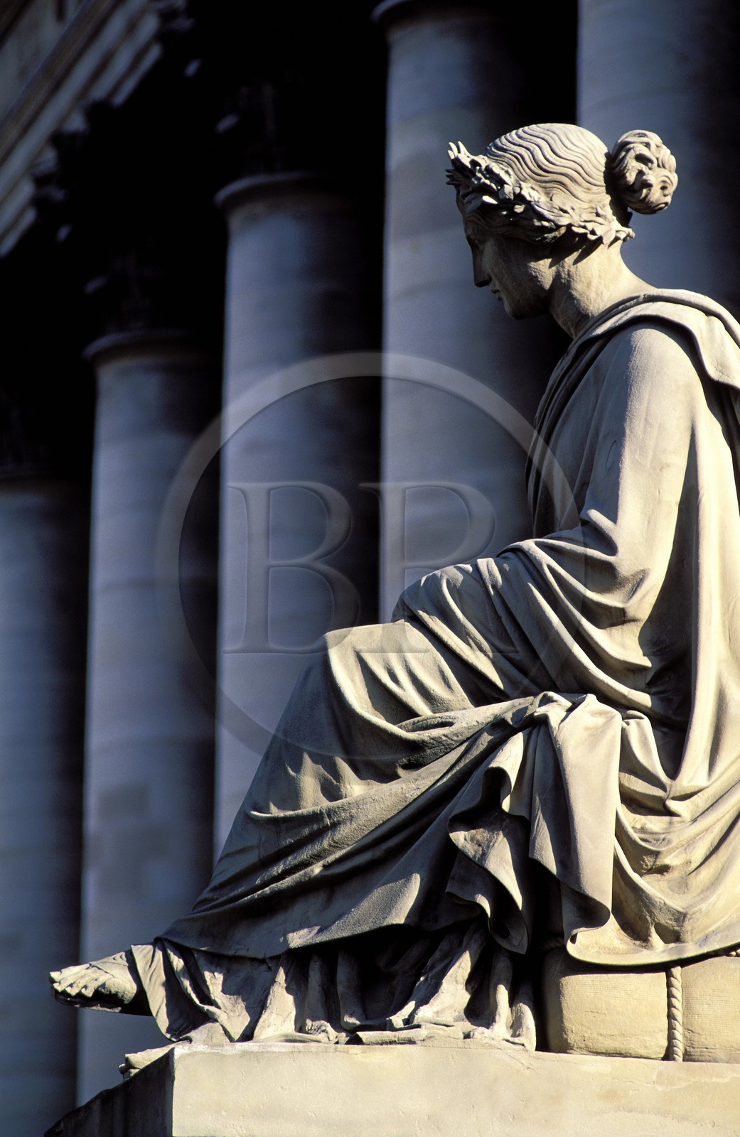 France, Paris (75), statue devant le Palais de la Bourse