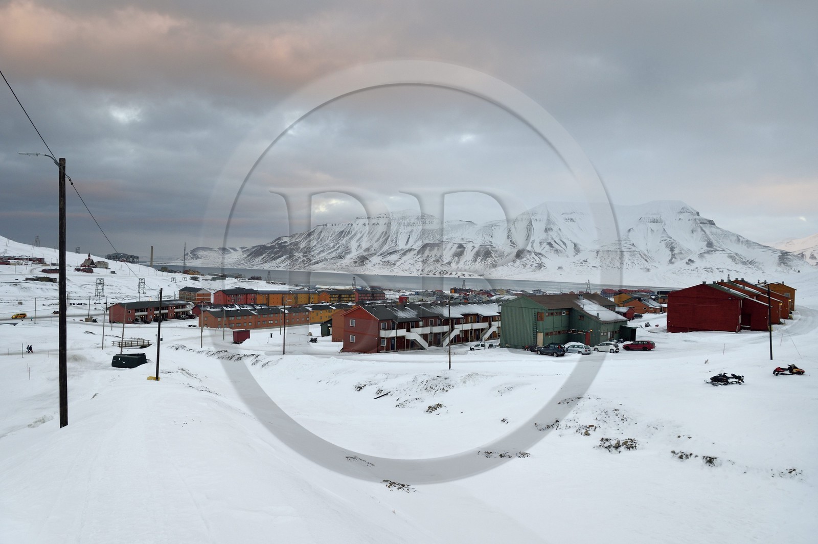 Norway, Svalbard, Spitzbergen, Longyearbyen, residential buildings and the Adventfjorden fjord