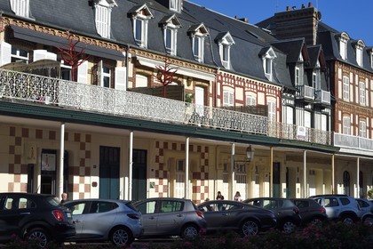 France, Calvados (14), Pays d'Auge, Deauville, sous les arcades avenue Charles de Gaulle