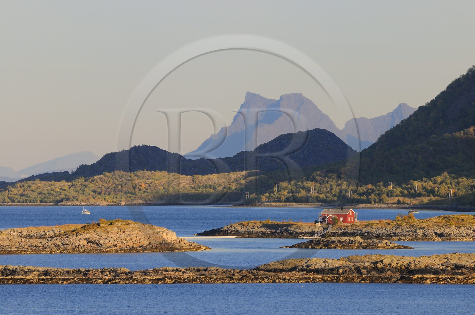 Norvège, Nordland, Iles Lofoten, petites iles au nord de Svolvaer à la sortie du Raftsundet