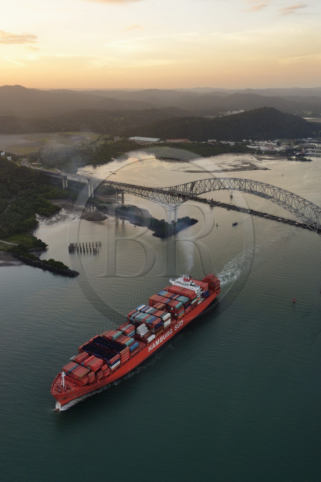 Panama, Panama City, entrée du Canal de Panama coté Océan Pacifique, un cargo Panamax porte-conteneurs passant sous le Pont des Amériques (Puente de las Americas) (vue aérienne)