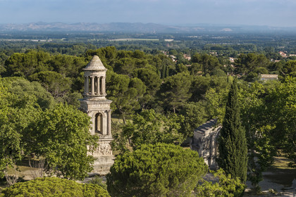France, Bouches-du-Rhône (13), Parc Naturel Régional des Alpilles, Saint-Rémy-de-Provence, les Antiques de Glanum, cénotaphe gallo-romain érigé entre -30 et -20 av J.-C. élevé à la mémoire d'un homme de la famille des Julii (vue aérienne)