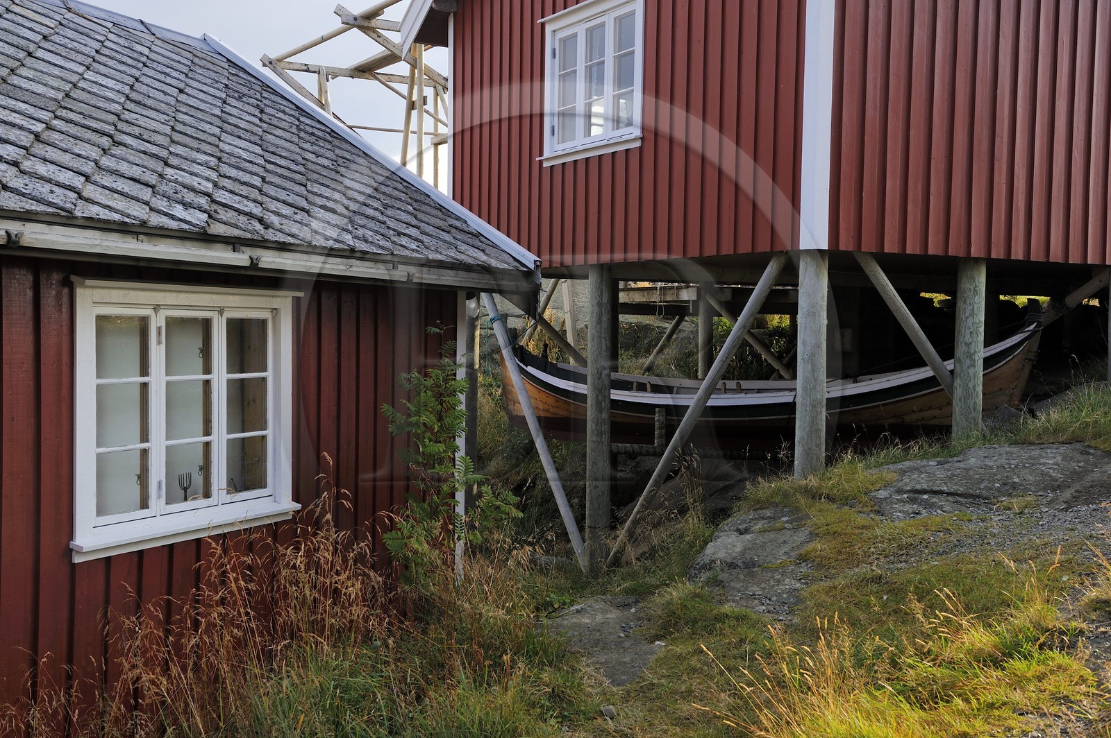 Norvège, Nordland, Iles Lofoten, ile de Moskenesoy, rorbue (maison de pêcheurs) dans le village de Reine