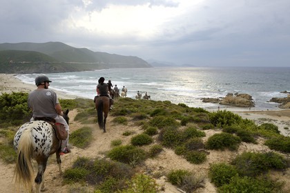 France, Haute-Corse (2B), Nebbio, désert des Agriates, Anse de Peraiola, cavaliers au Nord-Est de la plage d'Ostriconi à la Punta di l’Acciolu (Acciola)